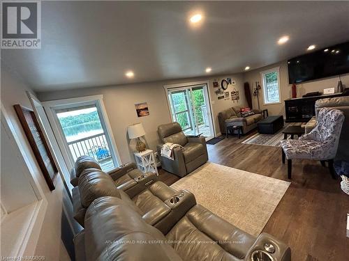 38 North Shore Road, Northern Bruce Peninsula, ON - Indoor Photo Showing Living Room