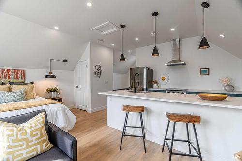 49 Edward Street, London, ON - Indoor Photo Showing Kitchen With Upgraded Kitchen