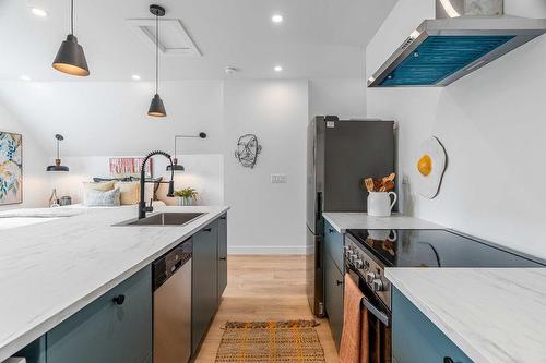 49 Edward Street, London, ON - Indoor Photo Showing Kitchen With Upgraded Kitchen