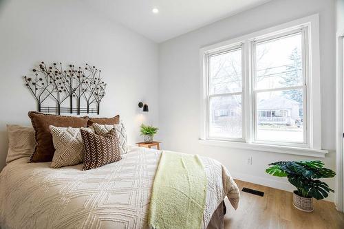 49 Edward Street, London, ON - Indoor Photo Showing Bedroom