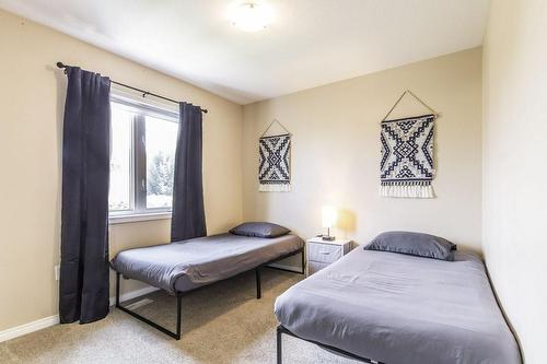 16 Newport Crescent, Hamilton, ON - Indoor Photo Showing Bedroom