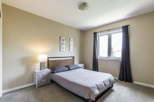 16 Newport Crescent, Hamilton, ON - Indoor Photo Showing Bedroom