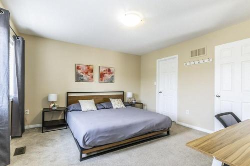 16 Newport Crescent, Hamilton, ON - Indoor Photo Showing Bedroom