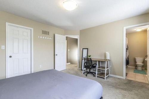 16 Newport Crescent, Hamilton, ON - Indoor Photo Showing Bedroom