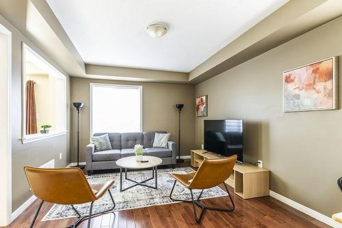 16 Newport Crescent, Hamilton, ON - Indoor Photo Showing Living Room