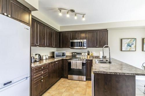 16 Newport Crescent, Hamilton, ON - Indoor Photo Showing Kitchen With Double Sink With Upgraded Kitchen