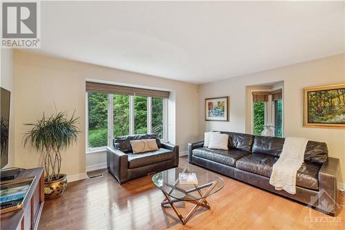 800 Nivens Place, Ottawa, ON - Indoor Photo Showing Living Room