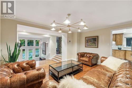 800 Nivens Place, Ottawa, ON - Indoor Photo Showing Living Room