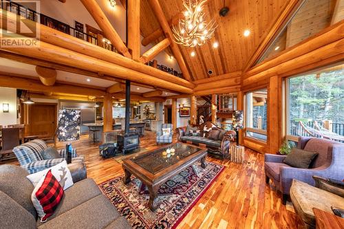 2065 Mcmurdo Road, Golden, BC - Indoor Photo Showing Living Room