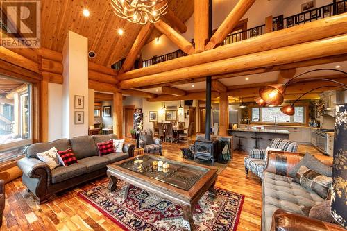 2065 Mcmurdo Road, Golden, BC - Indoor Photo Showing Living Room