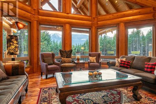 2065 Mcmurdo Road, Golden, BC - Indoor Photo Showing Living Room