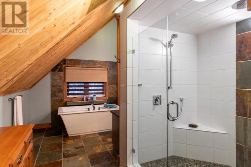 2065 Mcmurdo Road, Golden, BC - Indoor Photo Showing Bathroom