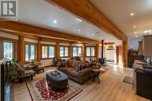 2065 Mcmurdo Road, Golden, BC - Indoor Photo Showing Living Room