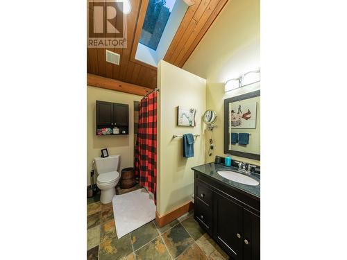 2065 Mcmurdo Road, Golden, BC - Indoor Photo Showing Bathroom