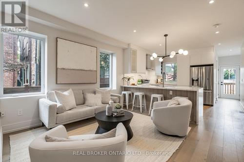 168 Essex Street, Toronto (Dovercourt-Wallace Emerson-Junction), ON - Indoor Photo Showing Living Room