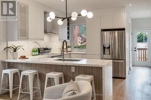 168 Essex Street, Toronto (Dovercourt-Wallace Emerson-Junction), ON - Indoor Photo Showing Kitchen With Upgraded Kitchen