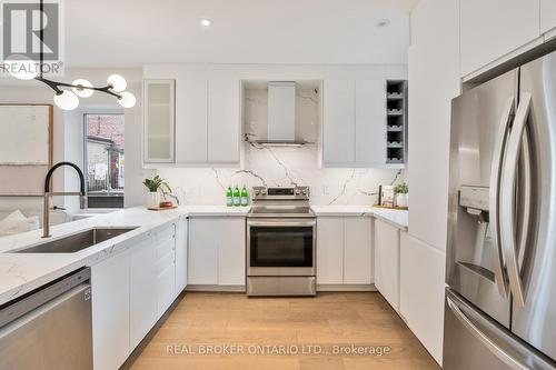 168 Essex Street, Toronto (Dovercourt-Wallace Emerson-Junction), ON - Indoor Photo Showing Kitchen With Upgraded Kitchen