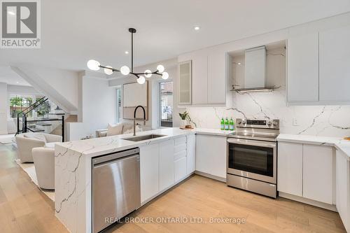 168 Essex Street, Toronto (Dovercourt-Wallace Emerson-Junction), ON - Indoor Photo Showing Kitchen With Upgraded Kitchen