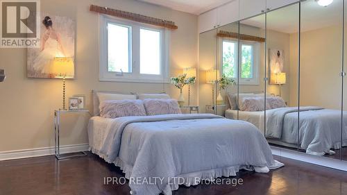 487 Cullen Avenue, Mississauga (Cooksville), ON - Indoor Photo Showing Bedroom