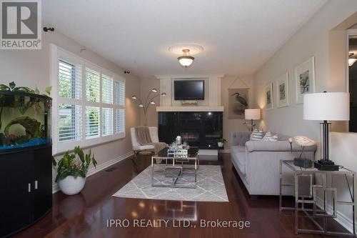 487 Cullen Avenue, Mississauga (Cooksville), ON - Indoor Photo Showing Living Room