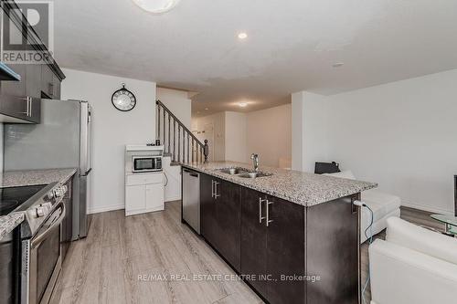 43 Woodedge Circle, Kitchener, ON - Indoor Photo Showing Kitchen With Double Sink With Upgraded Kitchen