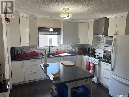 46 Kasper Crescent, Assiniboia, SK - Indoor Photo Showing Kitchen