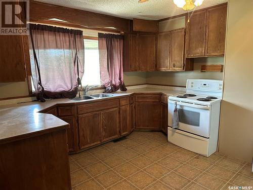 1225 Halifax Street, Halbrite, SK - Indoor Photo Showing Kitchen With Double Sink