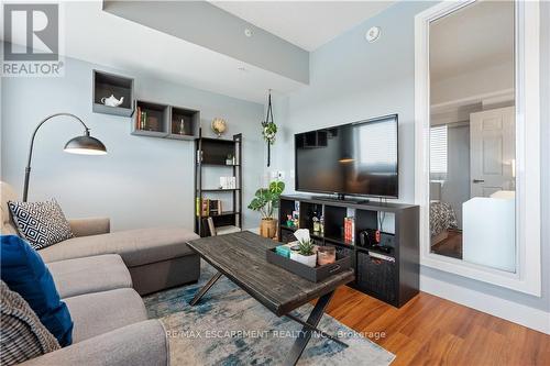 607 - 1 Wellington Street, Brantford, ON - Indoor Photo Showing Living Room