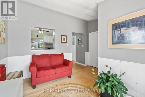 6326 Skinner Street, Niagara Falls, ON - Indoor Photo Showing Living Room