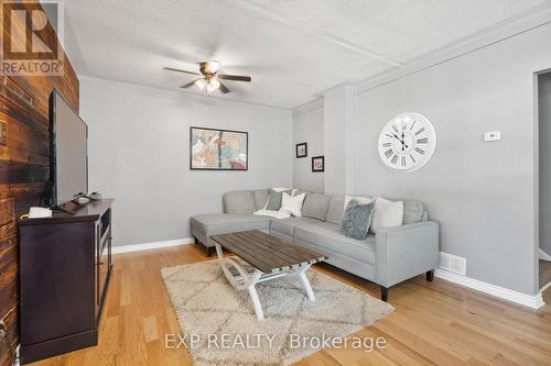 6326 Skinner Street, Niagara Falls, ON - Indoor Photo Showing Living Room