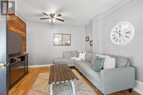 6326 Skinner Street, Niagara Falls, ON - Indoor Photo Showing Living Room