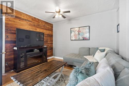 6326 Skinner Street, Niagara Falls, ON - Indoor Photo Showing Living Room