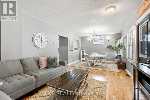 6326 Skinner Street, Niagara Falls, ON - Indoor Photo Showing Living Room