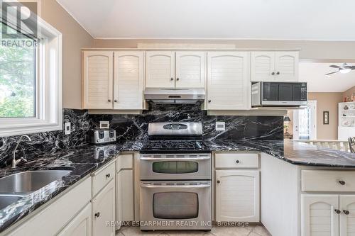 956 Lynden Road, Hamilton (Ancaster), ON - Indoor Photo Showing Kitchen