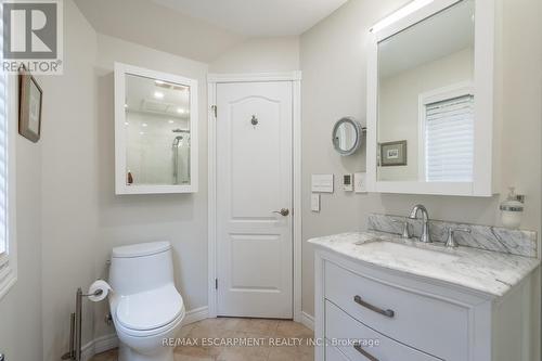 956 Lynden Road, Hamilton (Ancaster), ON - Indoor Photo Showing Bathroom