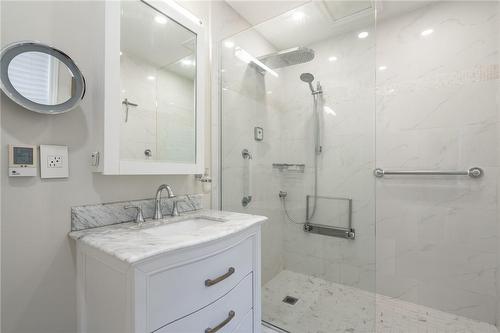 956 Lynden Road, Hamilton, ON - Indoor Photo Showing Bathroom