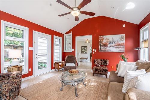 956 Lynden Road, Hamilton, ON - Indoor Photo Showing Living Room