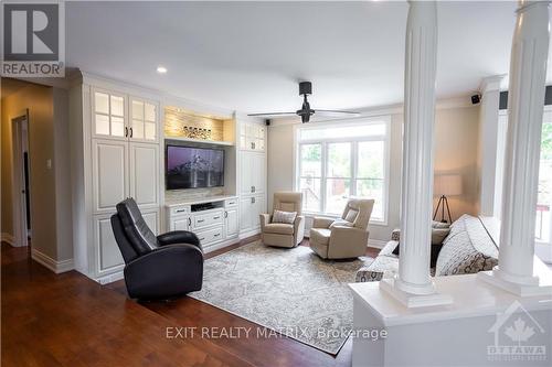 782 Notre Dame Street, Prescott And Russell, ON - Indoor Photo Showing Living Room