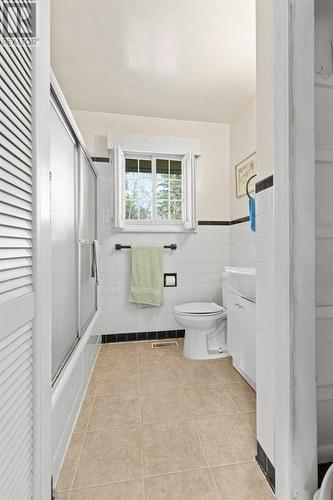 4-piece bathroom with nice vinyl floor, updated vanity & toilet, authentic 1960 tub that is in great shape! - 815 Joseph Street E, Cardinal, ON - Indoor Photo Showing Bathroom