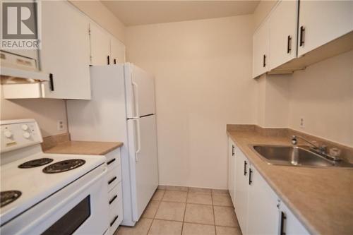 810 Kyle Court Unit#206, Brockville, ON - Indoor Photo Showing Kitchen