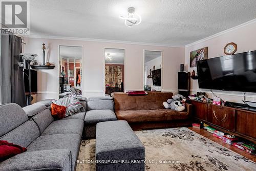 204 Britannia Avenue, Bradford West Gwillimbury (Bradford), ON - Indoor Photo Showing Living Room