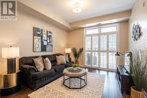 239 - 5010 Corporate Drive, Burlington (Uptown), ON - Indoor Photo Showing Living Room