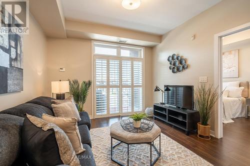 239 - 5010 Corporate Drive, Burlington (Uptown), ON - Indoor Photo Showing Living Room