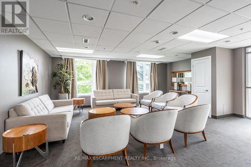 239 - 5010 Corporate Drive, Burlington (Uptown), ON - Indoor Photo Showing Living Room