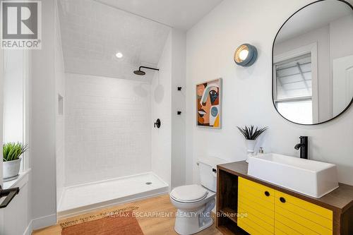 49 Edward Street, London, ON - Indoor Photo Showing Bathroom