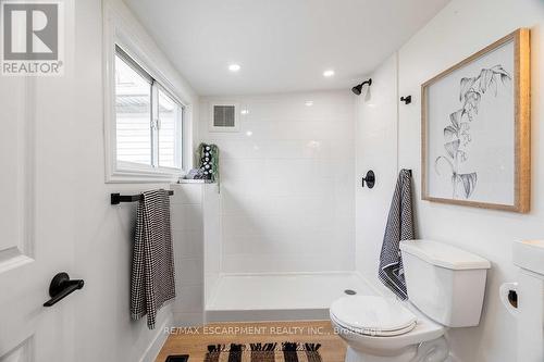 49 Edward Street, London, ON - Indoor Photo Showing Bathroom