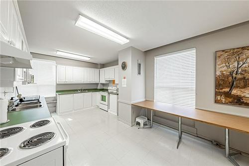 full kitchen in the Halton Room - 2055 Upper Middle Road|Unit #1408, Burlington, ON - Indoor Photo Showing Kitchen