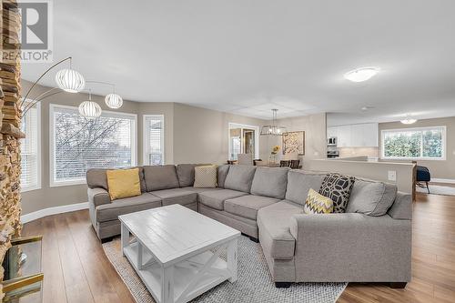 160 Portview Court, Kelowna, BC - Indoor Photo Showing Living Room