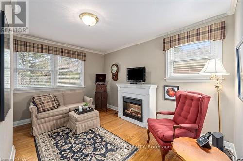 17 Croxton Road W, London, ON - Indoor Photo Showing Living Room With Fireplace