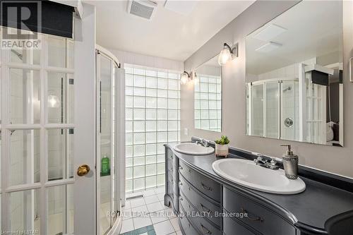 17 Croxton Road W, London, ON - Indoor Photo Showing Bathroom